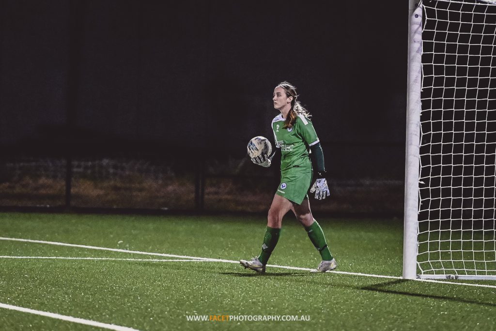 Nicole Simonsen carries the ball during the 2022 NPL NSW Women's game between Manly United and Sydney University. Photo credit: Jeremy Denham